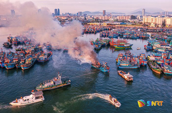 Hải đội Biên phòng 1, Bộ đội Biên phòng thành phố Đà Nẵng kéo cứu tàu cá gặp nạn. Ảnh: HUỲNH CHÍN