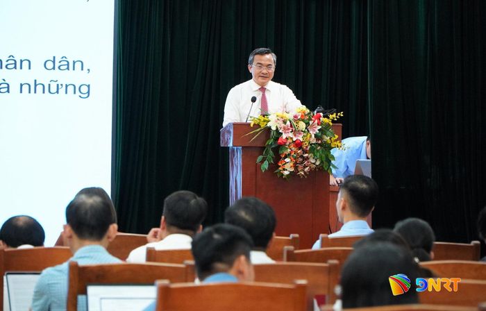 Phó Chủ tịch Ủy ban MTTQ Việt Nam thành phố Nguyễn Phi Hùng truyền đạt chuyên đề tại hội nghị. Ảnh: VINH ANH