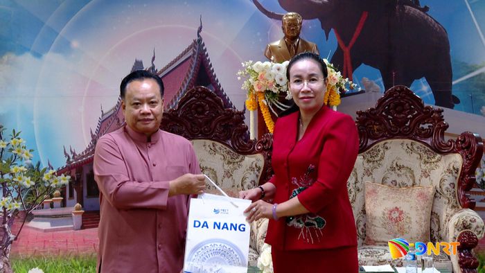 Phó Chủ tịch UBND thành phố Nguyễn Thị Anh Thi trao quà cho lãnh đạo tỉnh Attapeu. Ảnh: HOÀN VŨ - VĂN HÙNG
