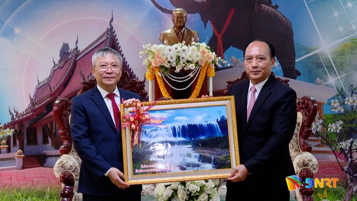 Lãnh đạo tỉnh Attapeu tặng quà lưu niệm cho đoàn công tác. Ảnh: HOÀN VŨ - VĂN HÙNG