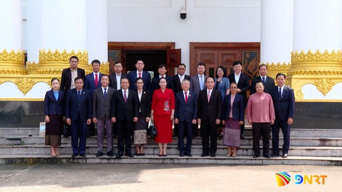 Đoàn công tác chụp hình lưu niệm với lãnh đạo địa phương. Ảnh: HOÀN VŨ - VĂN HÙNG
