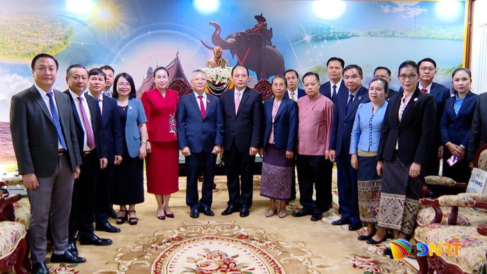 Các đại biểu chụp hình lưu niệm. Ảnh: HOÀN VŨ - VĂN HÙNG