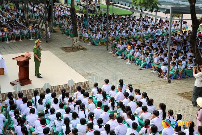 Hàng trăm học sinh Trường Tiểu học Nguyễn Văn Trỗi theo dõi, lắng nghe hướng dẫn kỹ năng phòng cháy, chữa cháy trong gia đình và trường học. Ảnh: ALĂNG NGƯỚC