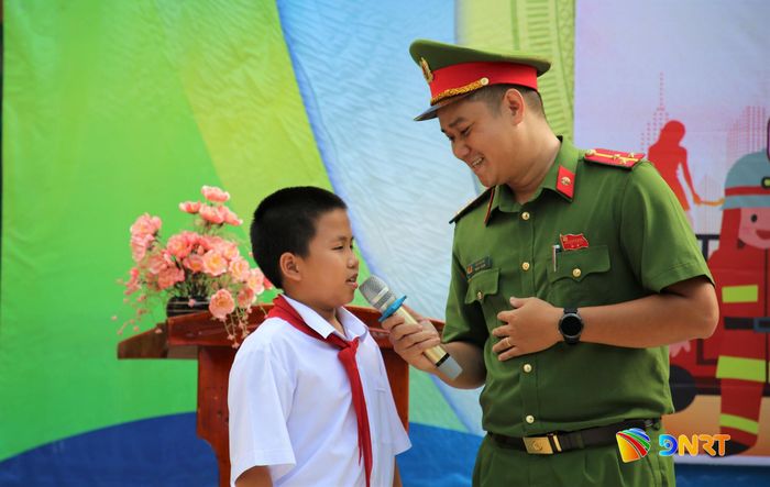 Một học sinh trả lời câu hỏi của chiến sĩ công an liên quan đến nhận diện những tình huống, rủi ro cháy nổ. Ảnh: ALĂNG NGƯỚC