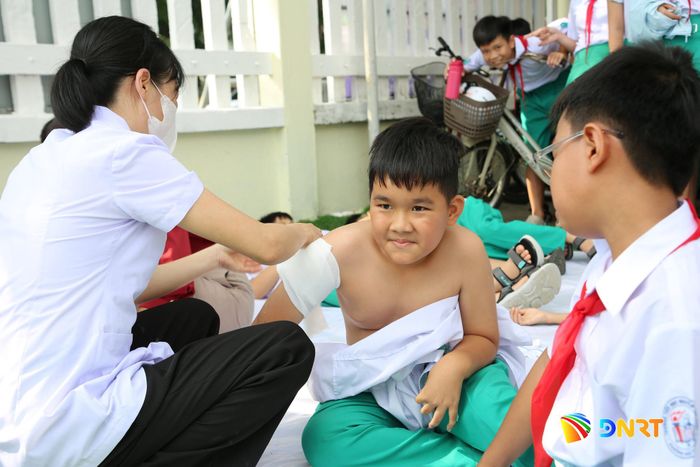 Những học sinh gặp nạn được sơ cứu kịp thời. Ảnh: ALĂNG NGƯỚC