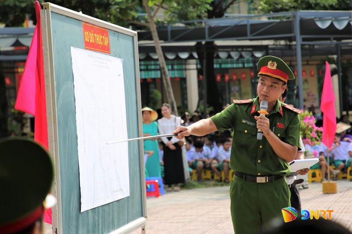 Trước khi diễn ra thực tập, phương án, sơ đồ được triển khai chặt chẽ, đảm bảo quy trình phòng cháy, chữa cháy. Ảnh: ALĂNG NGƯỚC