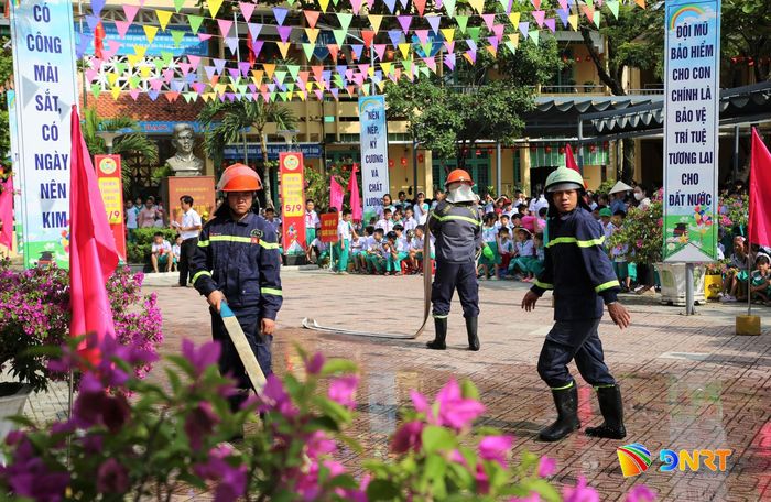 Kết thúc buổi thực tập, Cảnh sát phòng cháy, chữa cháy và cứu nạn, cứu hộ dọn dẹp khu vực, trả lại không gian sạch đẹp cho nhà trường. Ảnh: ALĂNG NGƯỚC