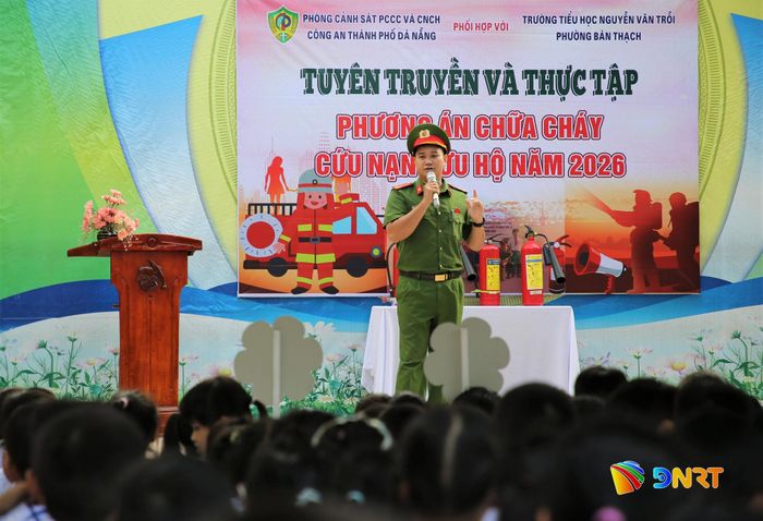 Cán bộ Phòng Cảnh sát phòng cháy, chữa cháy và cứu nạn, cứu hộ Công an thành phố Đà Nẵng thông tin về các tình huống nguy hiểm thường ngày có nguy cơ dẫn đến cháy nổ để giáo viên và học sinh chủ động phòng ngừa. Ảnh: ALĂNG NGƯỚC