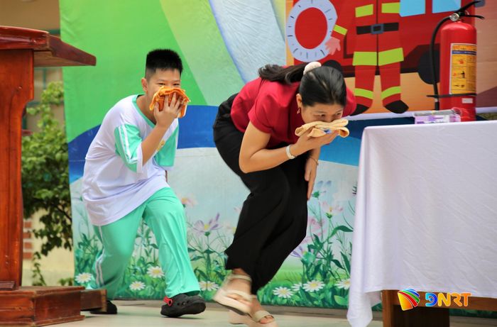 Giáo viên và học sinh thực tập tình huống rời khỏi khu vực có đám cháy tại buổi tuyên truyền. Ảnh: ALĂNG NGƯỚC