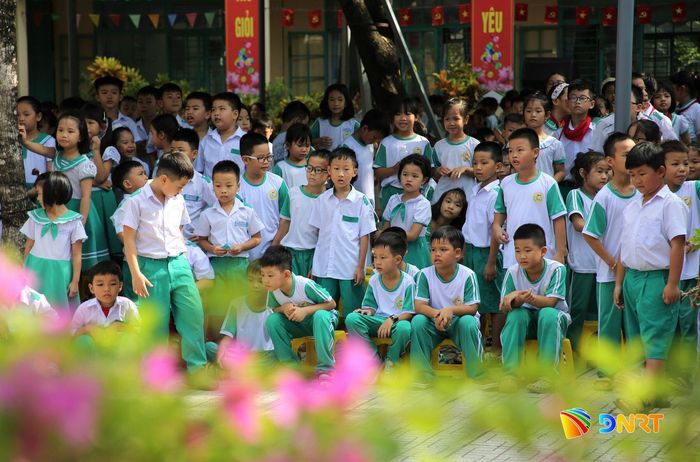 Hoạt động thực tập phòng cháy, chữa cháy thu hút sự chăm chú của học sinh. Ảnh: ALĂNG NGƯỚC