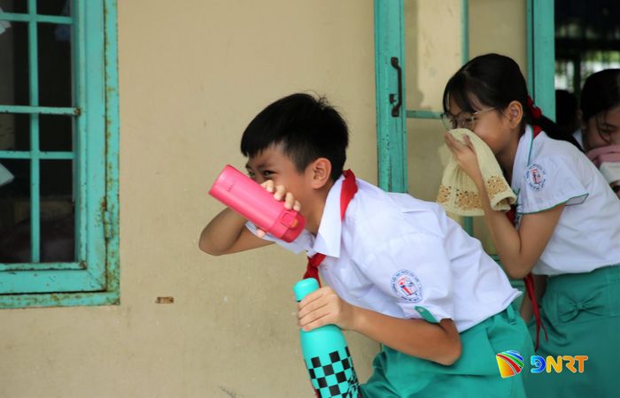 Sau lệnh báo động, học sinh được sơ tán khỏi vị trí có đám cháy. Ảnh: ALĂNG NGƯỚC