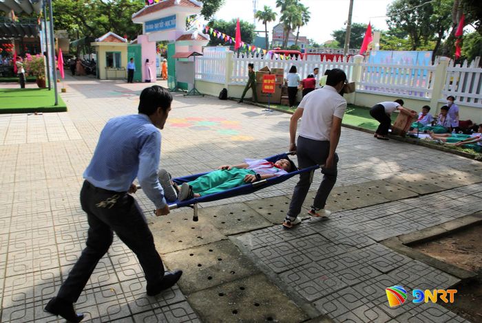 Những học sinh bị nạn trong tình huống giả định được khẩn trương di chuyển đến vị trí tập kết để sơ cứu. Ảnh: ALĂNG NGƯỚC