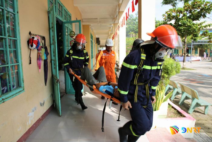 Lực lượng cứu hộ nhanh chóng có mặt, tiếp cận hiện trường và đưa người gặp nạn ra khỏi khu vực nguy hiểm. Ảnh: ALĂNG NGƯỚC