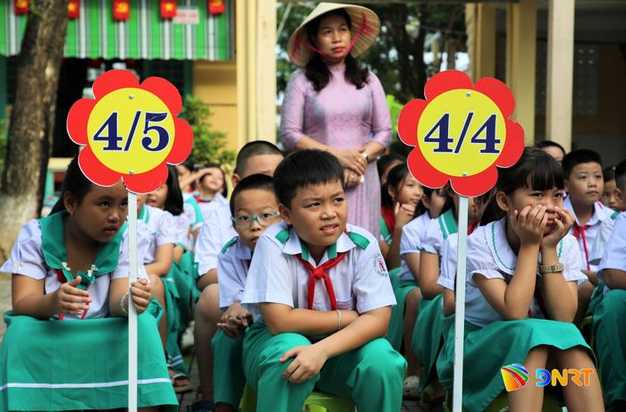 Học sinh khối lớp 4 lắng nghe câu chuyện thực tế về phòng cháy, chữa cháy. Ảnh: ALĂNG NGƯỚC