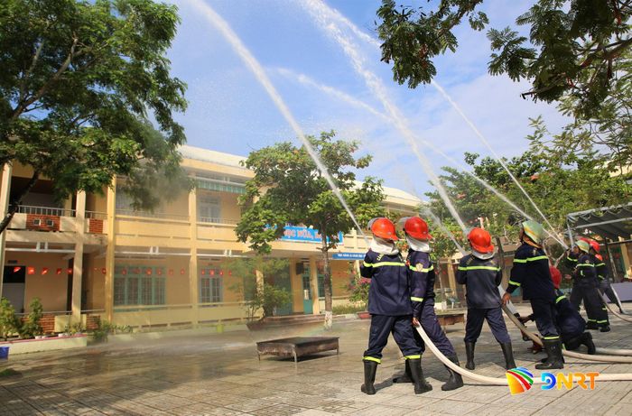 Hệ thống cứu hỏa được kích hoạt, các chiến sĩ phòng cháy, chữa cháy nhanh chóng triển khai nhiệm vụ. Ảnh: ALĂNG NGƯỚC