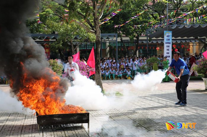 Các giáo viên thực hành kỹ năng dập lửa trong đám cháy. Ảnh: ALĂNG NGƯỚC