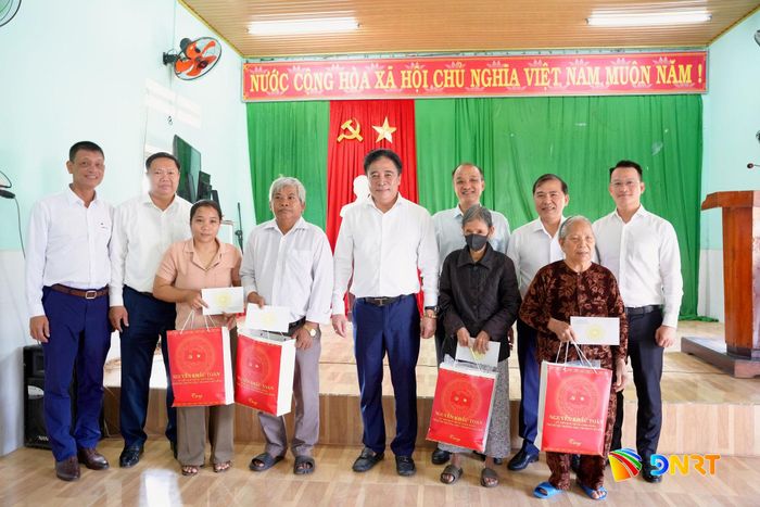 Phó Bí thư Thường trực Thành ủy Nguyễn Khắc Toàn (thứ 5 từ trái sang) cùng đoàn công tác tặng quà, động viên người có uy tín, hộ nghèo, hộ cận nghèo ở thôn Yều (xã Thượng Đức). Ảnh: T.CÔNG