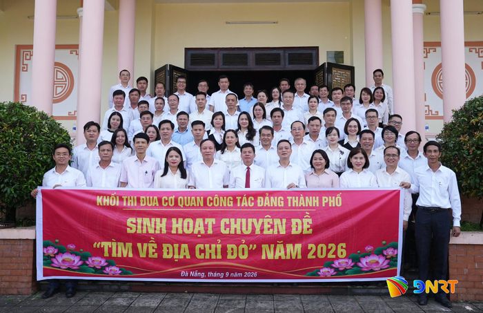 Khối thi đua Cơ quan công tác Đảng thành phố chụp ảnh lưu niệm tại Khu lưu niệm Ban Tổ chức Khu ủy Khu V. Ảnh: HỒ QUÂN