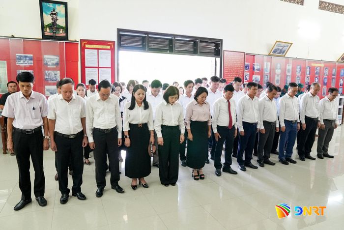 Các đại biểu dành phút mặc niệm tưởng nhớ công ơn Chủ tịch Hồ Chí Minh và các anh hùng liệt sĩ tại Khu lưu niệm Ban Tổ chức Khu ủy Khu V. Ảnh: HỒ QUÂN