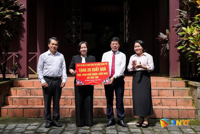 Khối thi đua Cơ quan công tác Đảng thành phố trao 20 suất quà cho học sinh có hoàn cảnh khó khăn tại xã Trà Tân. Ảnh: HỒ QUÂN