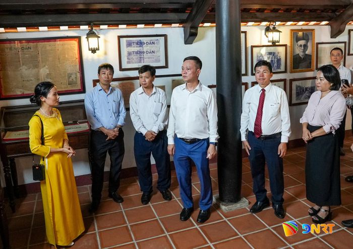 Các đại biểu tham quan, tìm hiểu thân thế, cuộc đời, sự nghiệp cách mạng của cụ Huỳnh Thúc Kháng. Ảnh: HỒ QUÂN