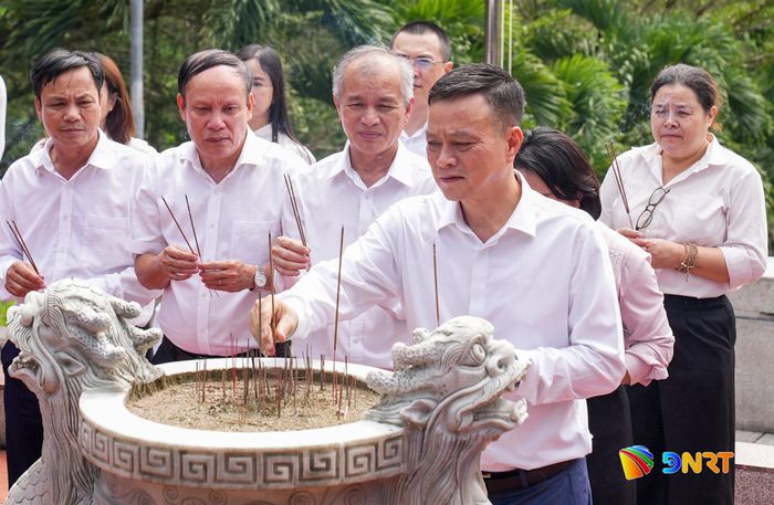 Vụ trưởng Vụ Địa phương II (Ban Nội chính Trung ương) Đoàn Hồng Ngọc dâng hương tại Bia di tích Ban Kiểm tra Khu ủy Khu V. Ảnh: HỒ QUÂN