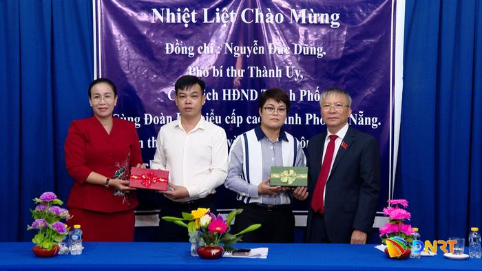 Chủ tịch HĐND thành phố Nguyễn Đức Dũng và Phó Chủ tịch UBND thành phố Nguyễn Thị Anh Thi tặng quà cho hai giáo viên được thành phố cử sang giảng dạy tại trung tâm. Ảnh: HOÀN VŨ - VĂN HÙNG