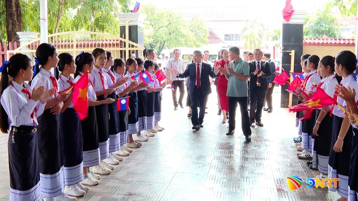 Các em học sinh chào đón đoàn công tác thành phố Đà Nẵng. Ảnh: HOÀN VŨ - VĂN HÙNG