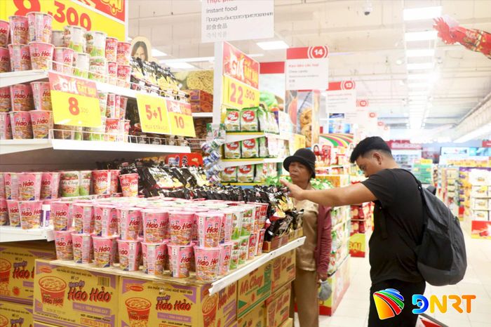 Khoảng 370.000 thùng mì ăn liền được các đơn vị phân phối lương thực, thực phẩm lớn trên địa bàn thành phố dự trữ. Ảnh: VĂN HOÀNG