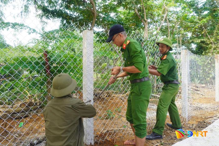 Công an xã Chiên Đàn hỗ trợ hộ bà Trần Thị Minh chỉnh trang lại tường rào sau khi hiến đất. Ảnh: N.ĐOAN