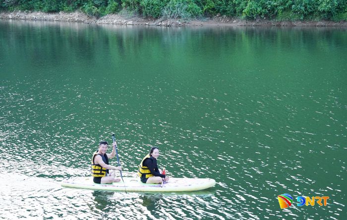 Du khách chèo SUP trên sông Cu Đê (phường Hải Vân). Ảnh: ĐẮC MẠNH