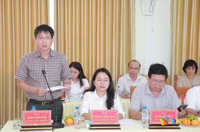 Bí thư Đảng ủy phường Hải Vân Hoàng Thanh Hòa báo cáo tại buổi làm việc. Ảnh: ĐẮC MẠNH