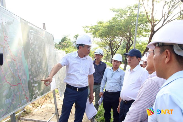 Đoàn công tác kiểm tra thực tế dự án Tuyến đường kết nối đường Vành đai phía Tây đến cao tốc La Sơn - Túy Loan. Ảnh: TRỌNG HUY
