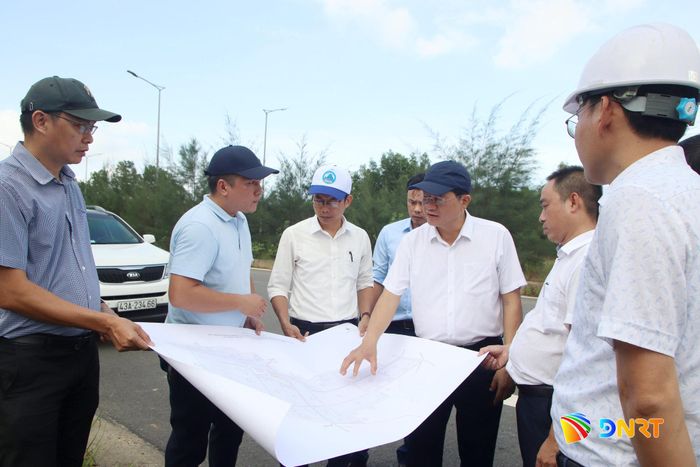 Lãnh đạo HĐND thành phố kiểm tra dự án Khu công nghiệp Hòa Ninh. Ảnh: TRỌNG HUY
