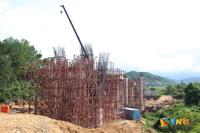 Dự án Tuyến đường kết nối đường Vành đai phía Tây đến cao tốc La Sơn - Túy Loan đang được thi công. Ảnh: TRỌNG HUY