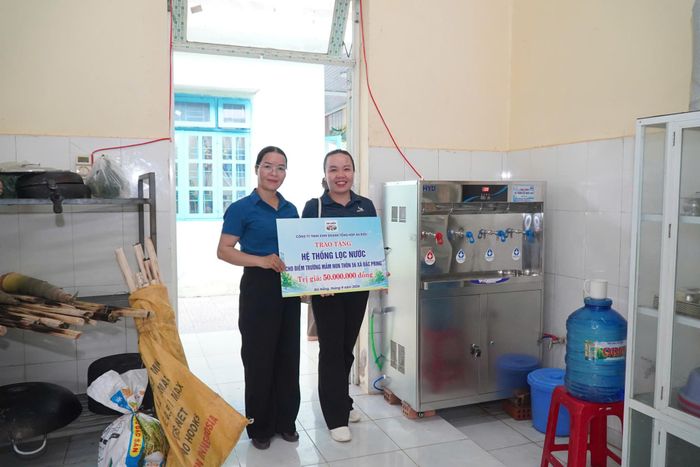 Tặng hệ thống lọc nước tại điểm trường mẫu giáo thôn 56, xã Đắc Pring. Ảnh: ĐVCC