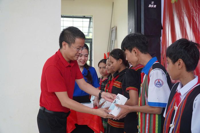 Tặng điện thoại thông minh cho học sinh vượt khó học giỏi. Ảnh: ĐVCC