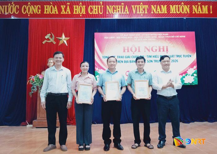 Lãnh đạo xã Quế Sơn Trung trao giải Nhất và giấy chứng nhận tích cực hưởng ứng cuộc thi cho 3 tập thể. Ảnh: DUY THÁI