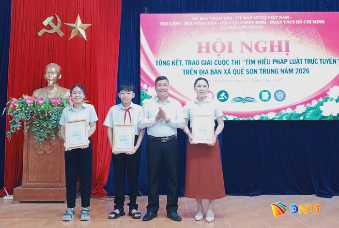 Lãnh đạo xã Quế Sơn Trung trao giải Nhất mỗi tuần thi cho 3 cá nhân. Ảnh: DUY THÁI