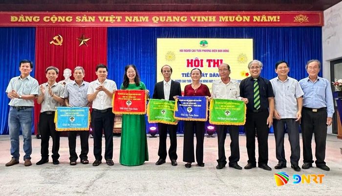 Ban tổ chức trao giải cho các đội xuất sắc tại hội thi. Ảnh: K.L