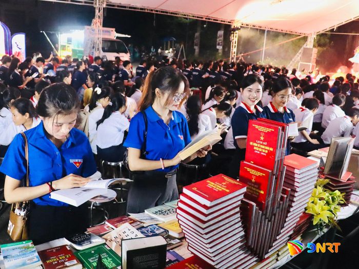 Bạn trẻ tìm hiểu các loại sách trưng bày tại ngày hội. Ảnh: QUỐC TUẤN