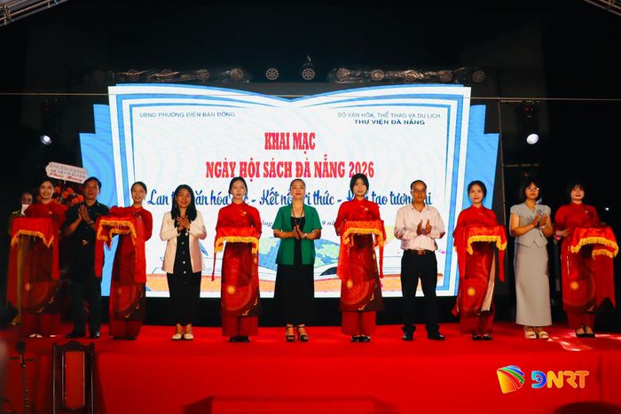 Các đại biểu thực hiện nghi thức cắt băng khai mạc ngày hội sách. Ảnh: QUỐC TUẤN
