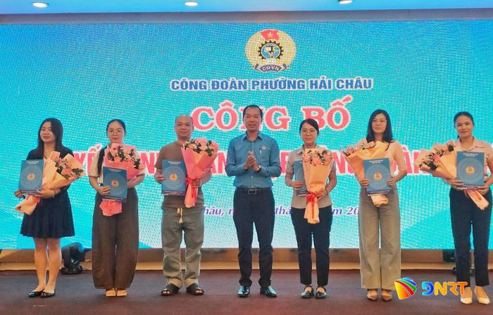 Công đoàn phường Hải Châu công bố quyết định thành lập 6 công đoàn cơ sở mới. Ảnh: LAM PHƯƠNG