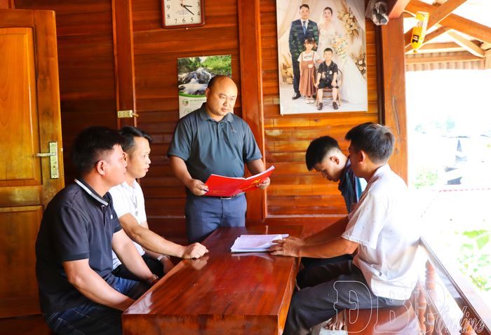 Cán bộ Ban Xây dựng Đảng xã Nậm Kè kiểm tra công tác tạo nguồn đảng viên tại Chi bộ bản Huổi Thanh 1.