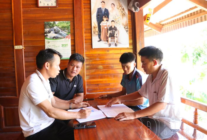 Bí thư Chi bộ bản Huổi Thanh 1 (ngoài cùng bên trái) rà soát danh sách nguồn kết nạp đảng viên năm 2026.