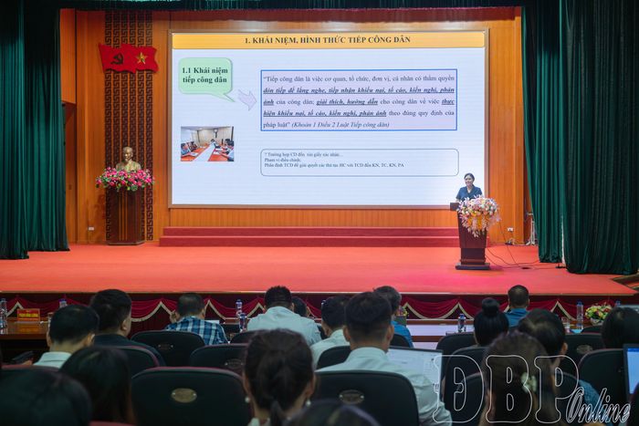 Báo cáo viên truyền đạt những nội dung trọng tâm trong chương trình tập huấn.