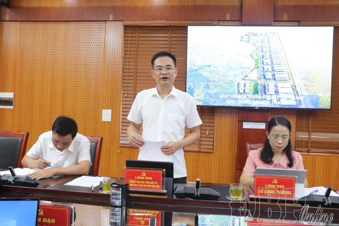 Lãnh đạo Trung tâm Xúc tiến Đầu tư, Thương mại và Du lịch báo cáo tình hình triển khai khu, cụm công nghiệp trên địa bàn tỉnh.