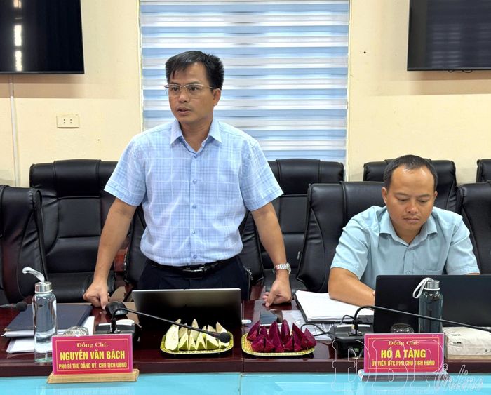 Lãnh đạo xã Pú Nhung tham gia ý kiến làm rõ một số nội dung tại buổi làm việc.