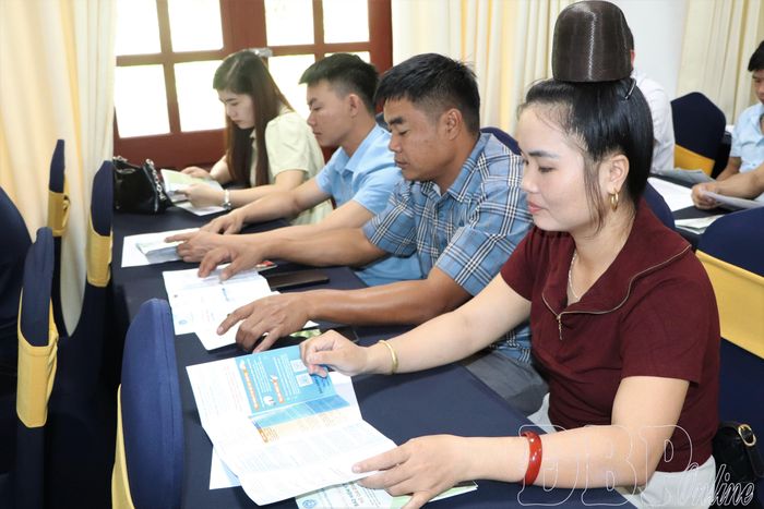Học viên tìm hiểu Luật Bảo hiểm xã hội qua tờ rơi cấp tại lớp tập huấn.
