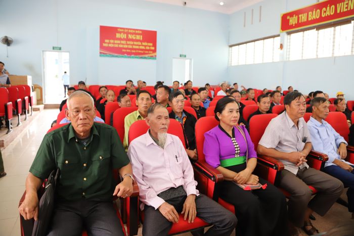 Người có uy tín các xã: Tủa Chùa, Tủa Thàng, Sáng Nhè, Sín Chải và Sính Phình tham gia hội nghị.